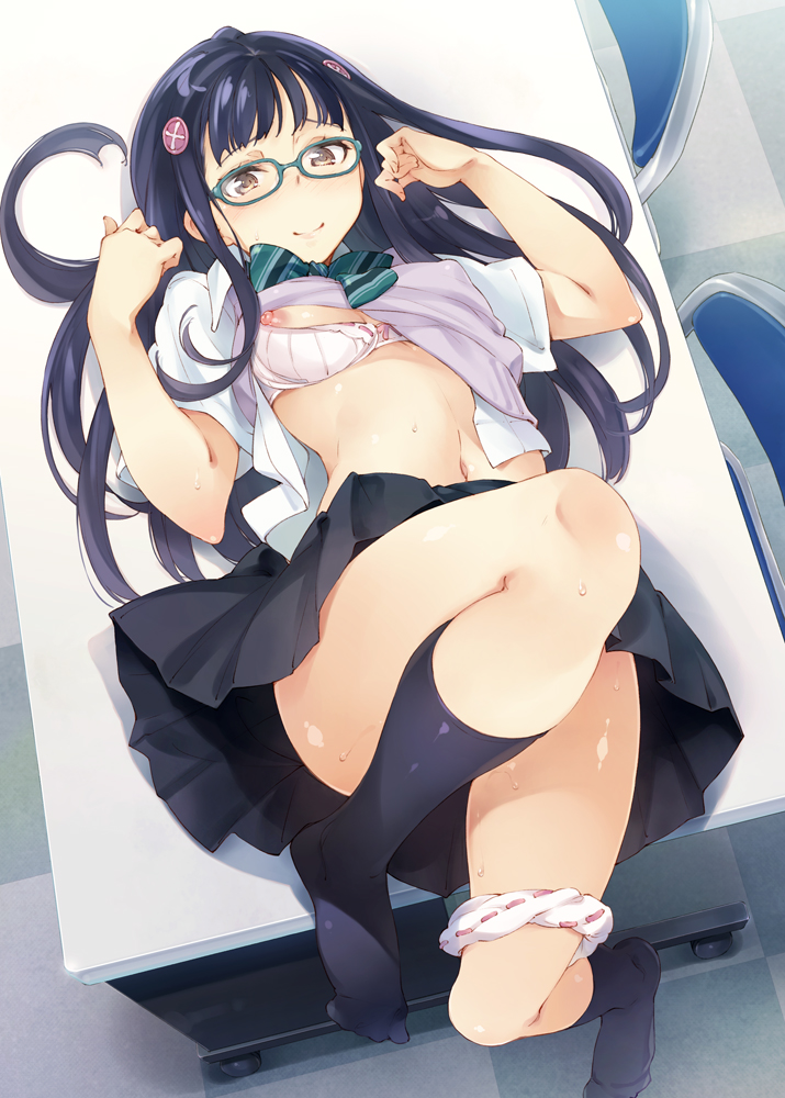 nitadori eiri (danshi koukousei de urekko light novel sakka wo shiteiru keredo toshishita no classmate de seiyuu no onna no ko ni kubi wo shimerareteiru) drawn by inato_serere