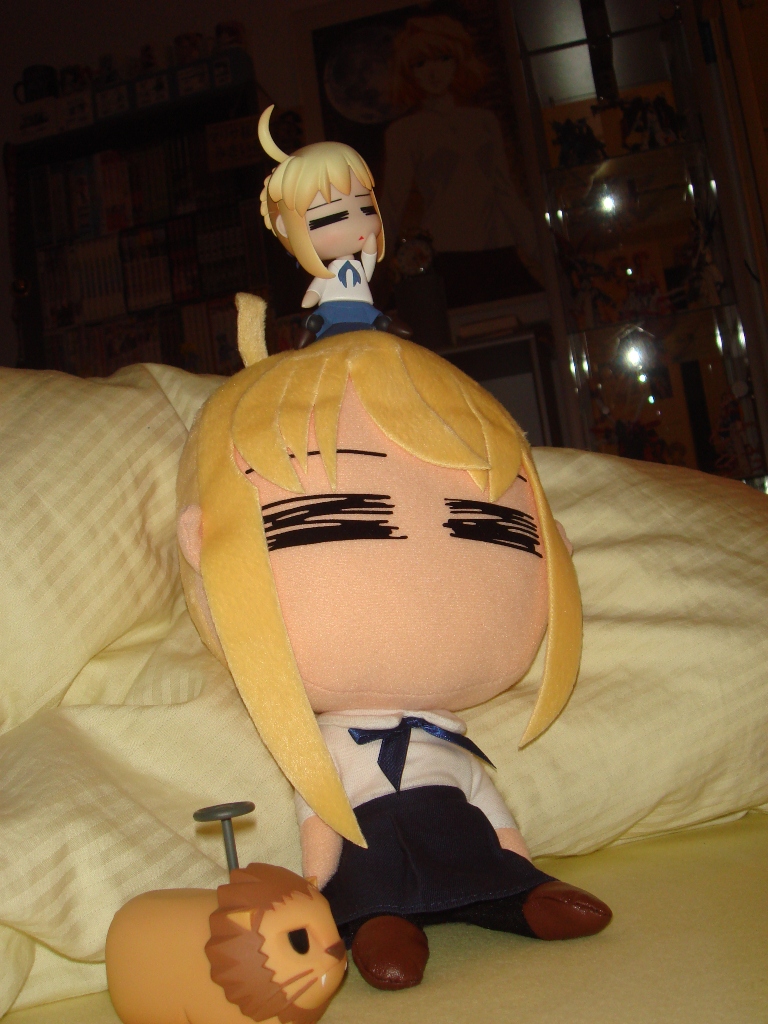 artoria pendragon and saber (fate and 1 more)